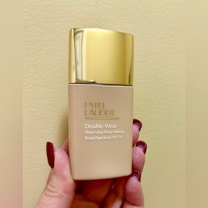 Estee Lauder Double Wear Foundation in Desert Beige/2N1